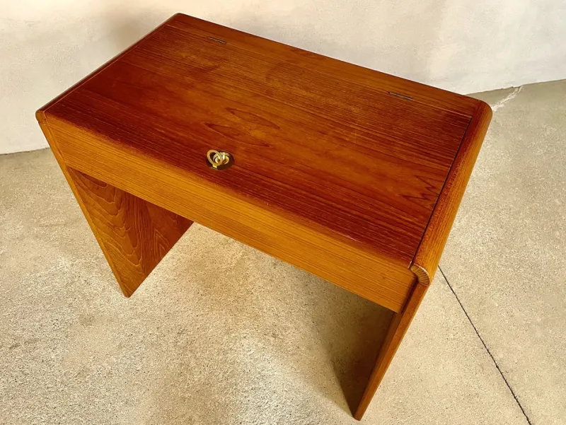 Sale Pamono Danish Dressing Table in Teak with Brass Details and Fold-Out Mirror by Arne Wahl Iversen for Vinde Møbelfabrik, 1960s
