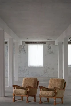 Pamono Danish Modern Lounge Chairs in Oak and Shearling Lambswool by Henning Kjærnulf, 1960s, Set of 2> Lounge Chairs & Armchairs