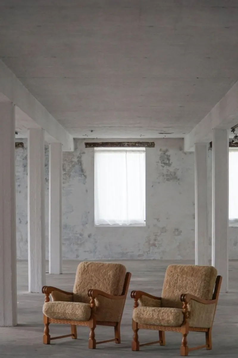 Pamono Danish Modern Lounge Chairs in Oak and Shearling Lambswool by Henning Kjærnulf, 1960s, Set of 2> Lounge Chairs & Armchairs