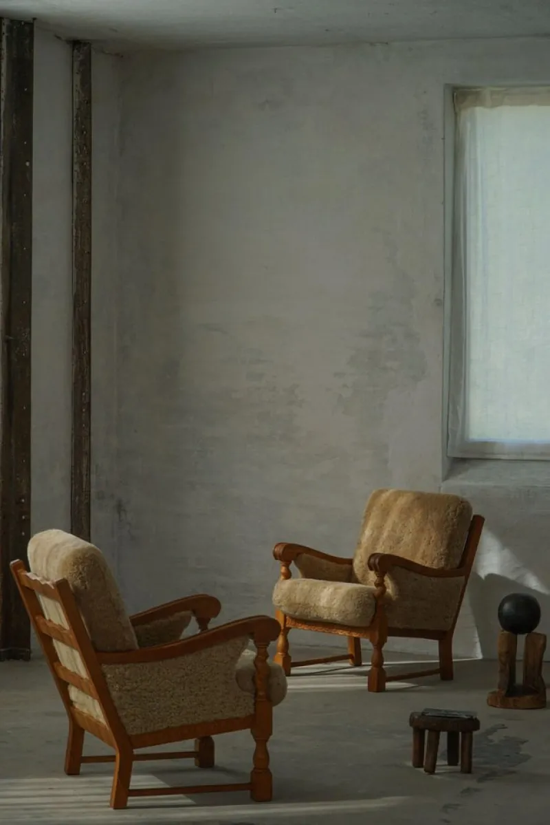 Pamono Danish Modern Lounge Chairs in Oak and Shearling Lambswool by Henning Kjærnulf, 1960s, Set of 2> Lounge Chairs & Armchairs