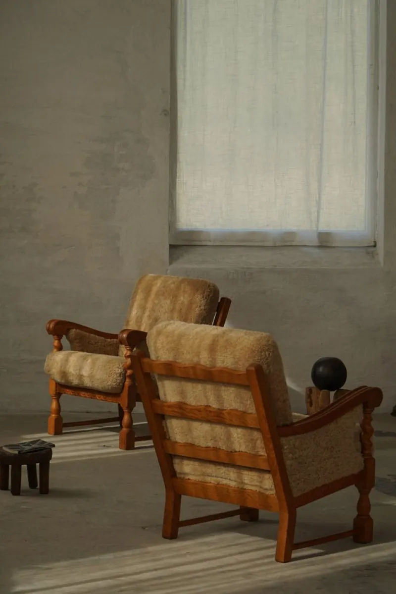 Pamono Danish Modern Lounge Chairs in Oak and Shearling Lambswool by Henning Kjærnulf, 1960s, Set of 2> Lounge Chairs & Armchairs