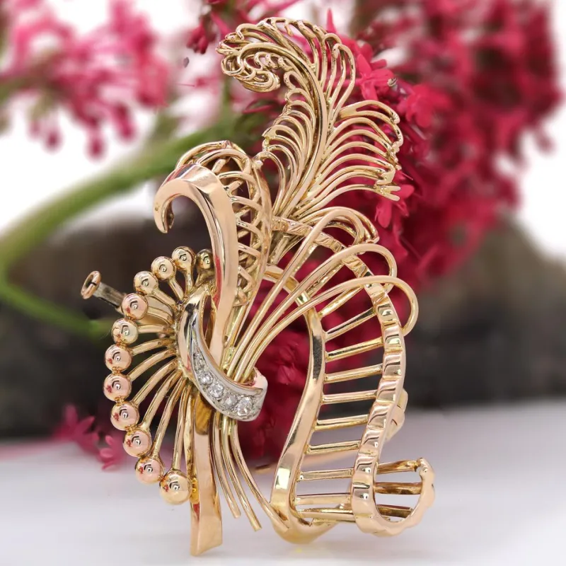 Pamono Diamonds 18 Karat Yellow Gold Knotted Ribbon Brooch, 1950s> Brooches