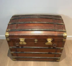 Pamono Domed Travel Trunk in Leather, Wood and Brass, 1890s> Trunks Crates & Baskets