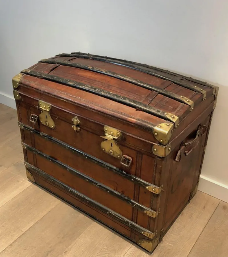 Pamono Domed Travel Trunk in Leather, Wood and Brass, 1890s> Trunks Crates & Baskets