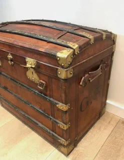 Pamono Domed Travel Trunk in Leather, Wood and Brass, 1890s><noscript><img width=