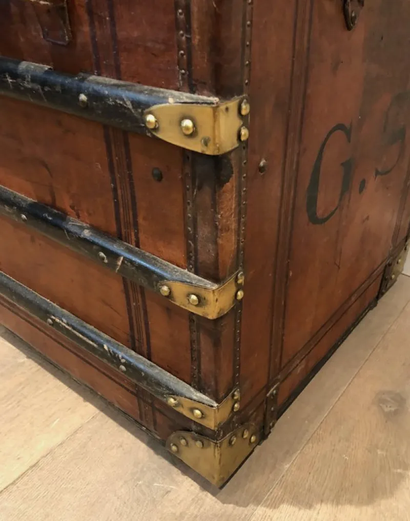 Pamono Domed Travel Trunk in Leather, Wood and Brass, 1890s> Trunks Crates & Baskets