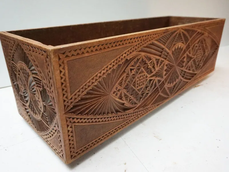 Hot Pamono Dutch Chip Carved Wooden Planter Folk Art, 1890s