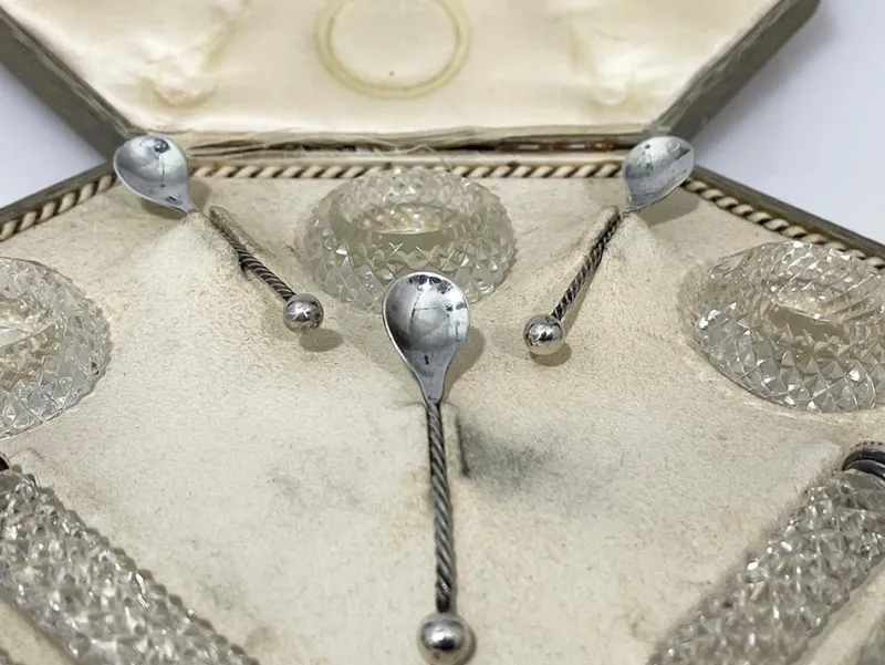 Pamono Dutch Diamant Cut Crystal and Silver Set of Knife Rests with Salt Cellars, 1880s, Set of 12> Salt & Pepper Shakers