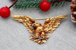 Hot Pamono Eagle Gold Brooch with Reliefs and Diamond Tip