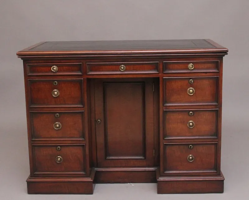 Pamono Early 19th Century Mahogany Kneehole Desk, 1830s> Desks