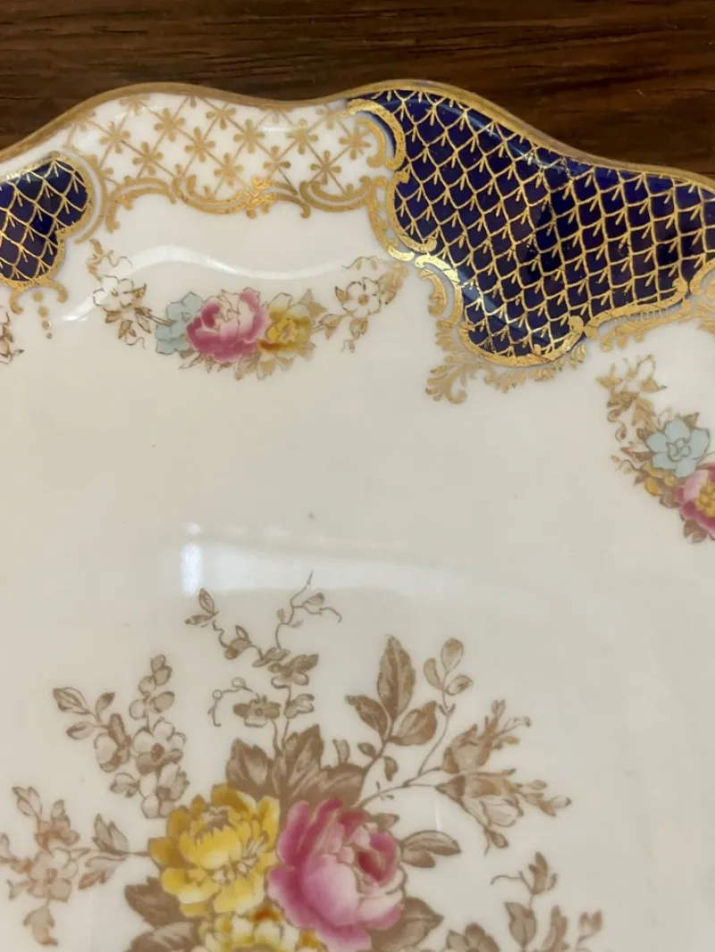 Pamono Edwardian Hand Painted Wedgwood Shaped Plates, 1900s, Set of 2> Dinner Plates & Bowls