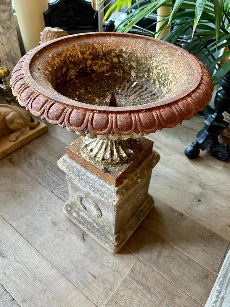 Pamono English Cast Iron Tazza Urns by Andrew Handyside, 1890s, Set of 2> Garden Accessories