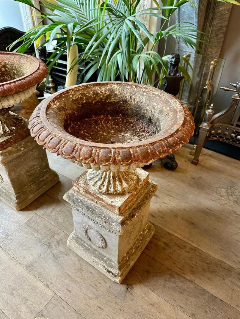 Pamono English Cast Iron Tazza Urns by Andrew Handyside, 1890s, Set of 2> Garden Accessories