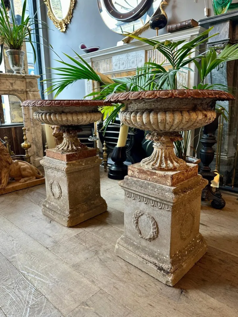 Pamono English Cast Iron Tazza Urns by Andrew Handyside, 1890s, Set of 2> Garden Accessories