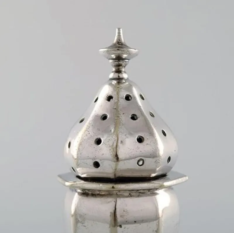 Pamono English Pepper Shaker in Silver, Late 19th-Century> Salt & Pepper Shakers