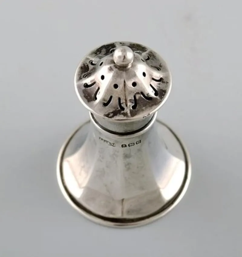 Pamono English Pepper Shaker in Silver, Late 19th Century> Salt & Pepper Shakers