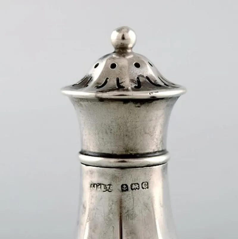 Pamono English Pepper Shaker in Silver, Late 19th Century> Salt & Pepper Shakers