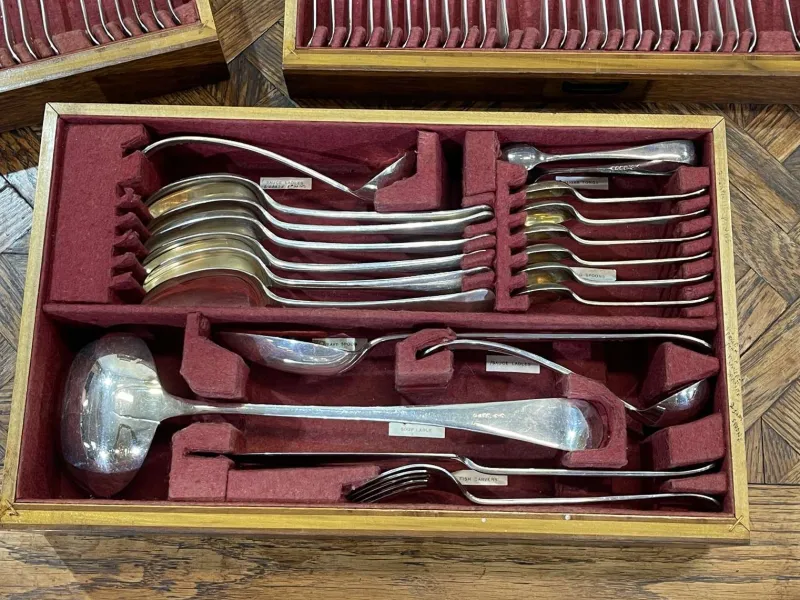 Pamono English Silver-Plated Cutlery Set in Oak Box, Set of 119> Cutlery & Serving Utensils