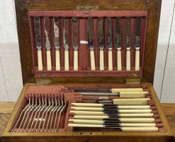 Pamono English Silver-Plated Cutlery Set in Oak Box, Set of 119><noscript><img width=