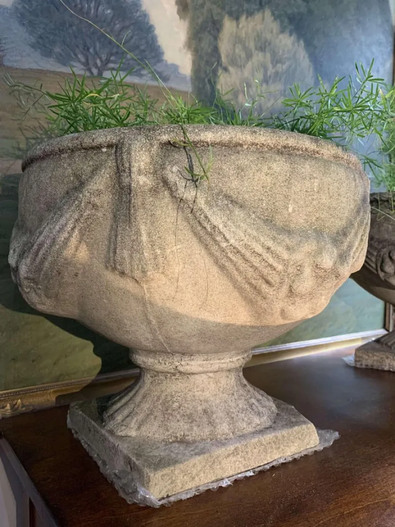 Pamono English Stone Urns, 1920s, Set of 2> Garden Accessories