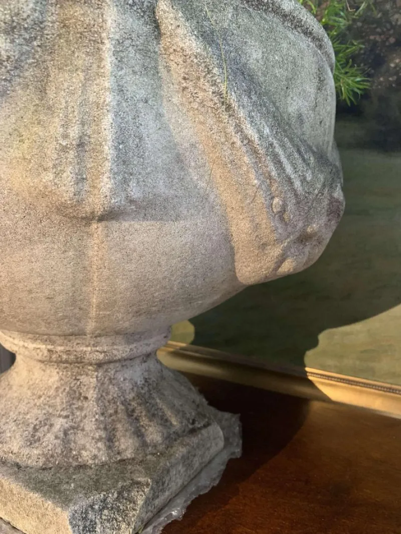 Pamono English Stone Urns, 1920s, Set of 2> Garden Accessories