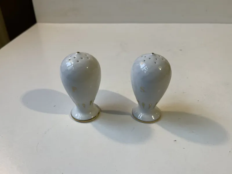 Pamono Errant Salt and Pepper Shakers in Porcelain from Bing & Grondahl, 1950s, Set of 2> Salt & Pepper Shakers