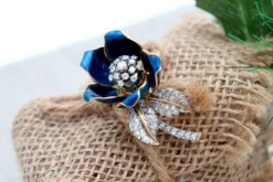Pamono Flower-Shaped Gold Brooch with Diamond Chips