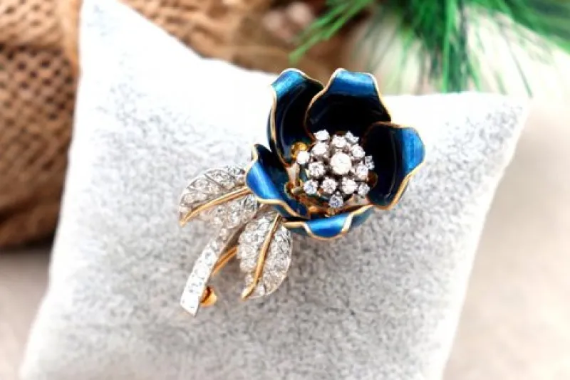 Pamono Flower-Shaped Gold Brooch with Diamond Chips
