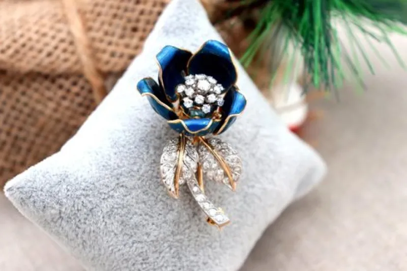 Pamono Flower-Shaped Gold Brooch with Diamond Chips