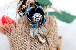 Pamono Flower-Shaped Gold Brooch with Diamond Chips