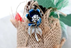 Pamono Flower-Shaped Gold Brooch with Diamond Chips