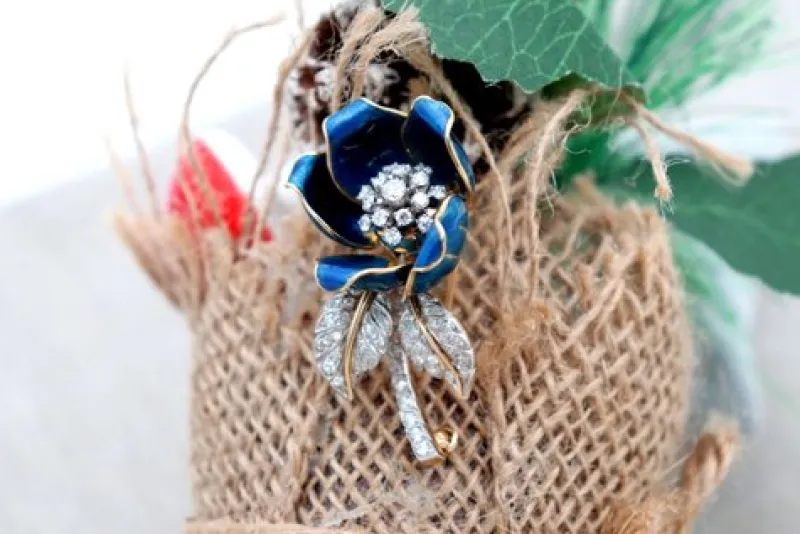 Pamono Flower-Shaped Gold Brooch with Diamond Chips