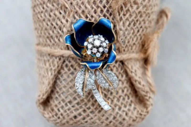 Pamono Flower-Shaped Gold Brooch with Diamond Chips