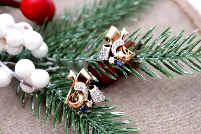 Hot Pamono Flower-Shaped Gold Earrings with Diamond Chips and Two Synthetic Garnet Stones, Set of 2