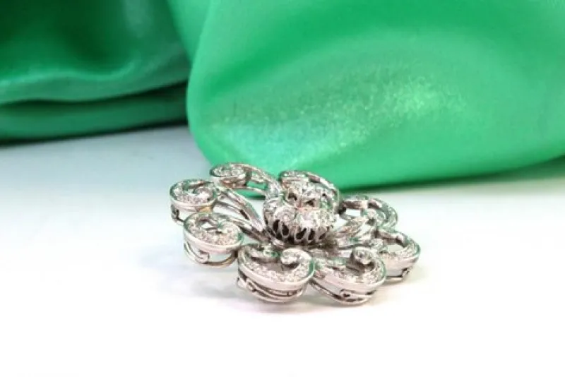 Pamono Flower-Shaped Platinum Brooch with Brilliant-Cut Diamonds> Brooches