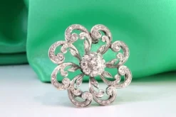 Pamono Flower-Shaped Platinum Brooch with Brilliant-Cut Diamonds><noscript><img width=