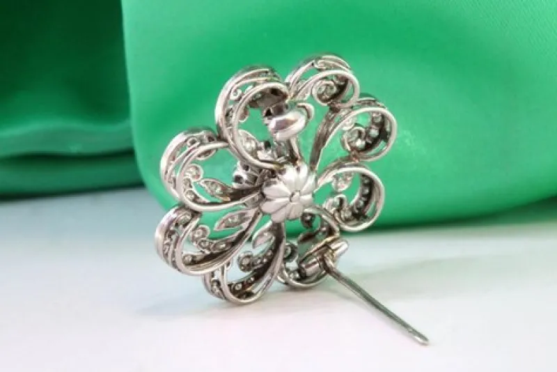 Pamono Flower-Shaped Platinum Brooch with Brilliant-Cut Diamonds> Brooches