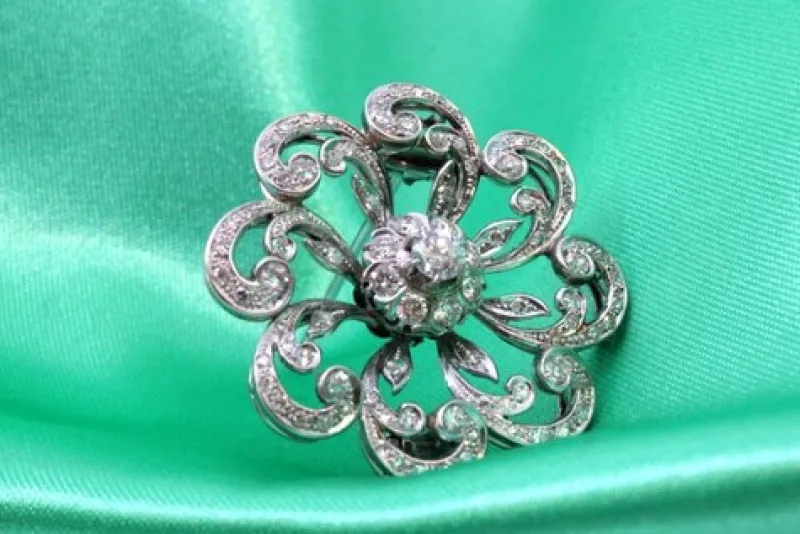 Pamono Flower-Shaped Platinum Brooch with Brilliant-Cut Diamonds> Brooches