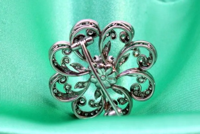 Pamono Flower-Shaped Platinum Brooch with Brilliant-Cut Diamonds> Brooches