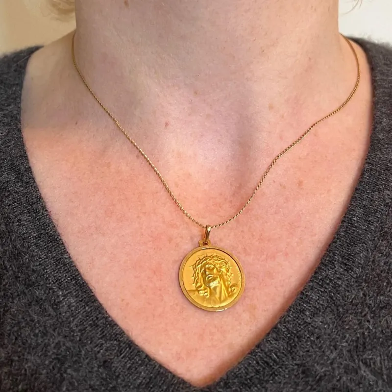 Sale Pamono French 18 Karat Yellow Gold Jesus Christ Crown of Thorns Charm Pendant by Sam Grün, 1920s