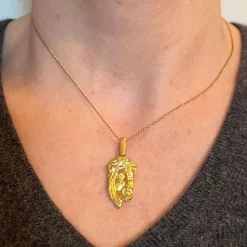 Pamono French 18 Karat Yellow Gold Jesus Christ Crown of Thorns Medal Pendant, 1970s