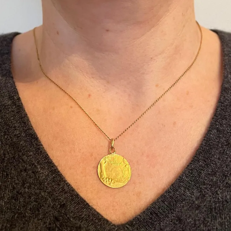 New Pamono French 18 Karat Yellow Gold Bonheur Good Luck Lucky Charm Medal Pendant, 1890s