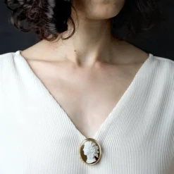 Pamono French Agate Cameo Brooch in 18 Karat Yellow Gold> Brooches
