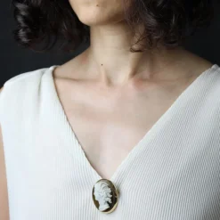 Pamono French Agate Cameo Brooch in 18 Karat Yellow Gold><noscript><img width=
