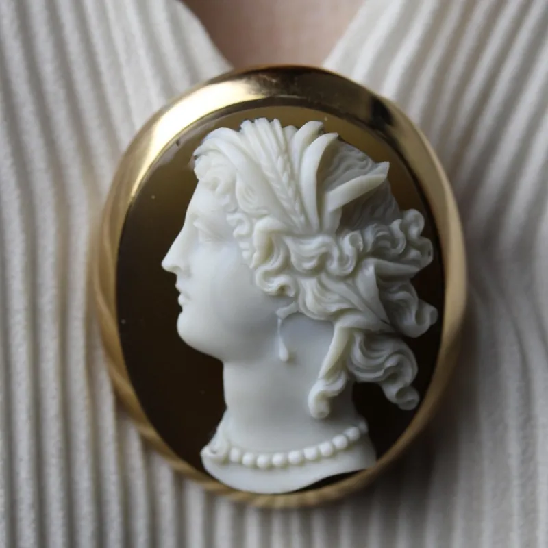 Pamono French Agate Cameo Brooch in 18 Karat Yellow Gold> Brooches