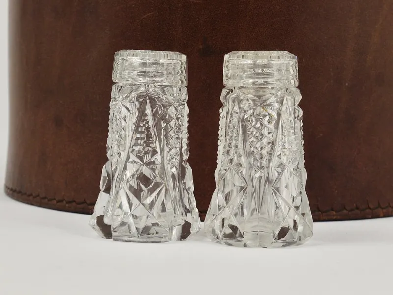 Clearance Pamono French Art Nouveau Salt and Pepper Shakers in Facetted Crystal Glass, 1920s, Set of 2