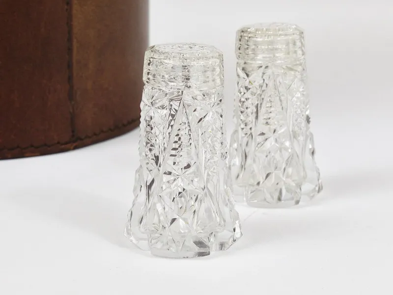 Clearance Pamono French Art Nouveau Salt and Pepper Shakers in Facetted Crystal Glass, 1920s, Set of 2