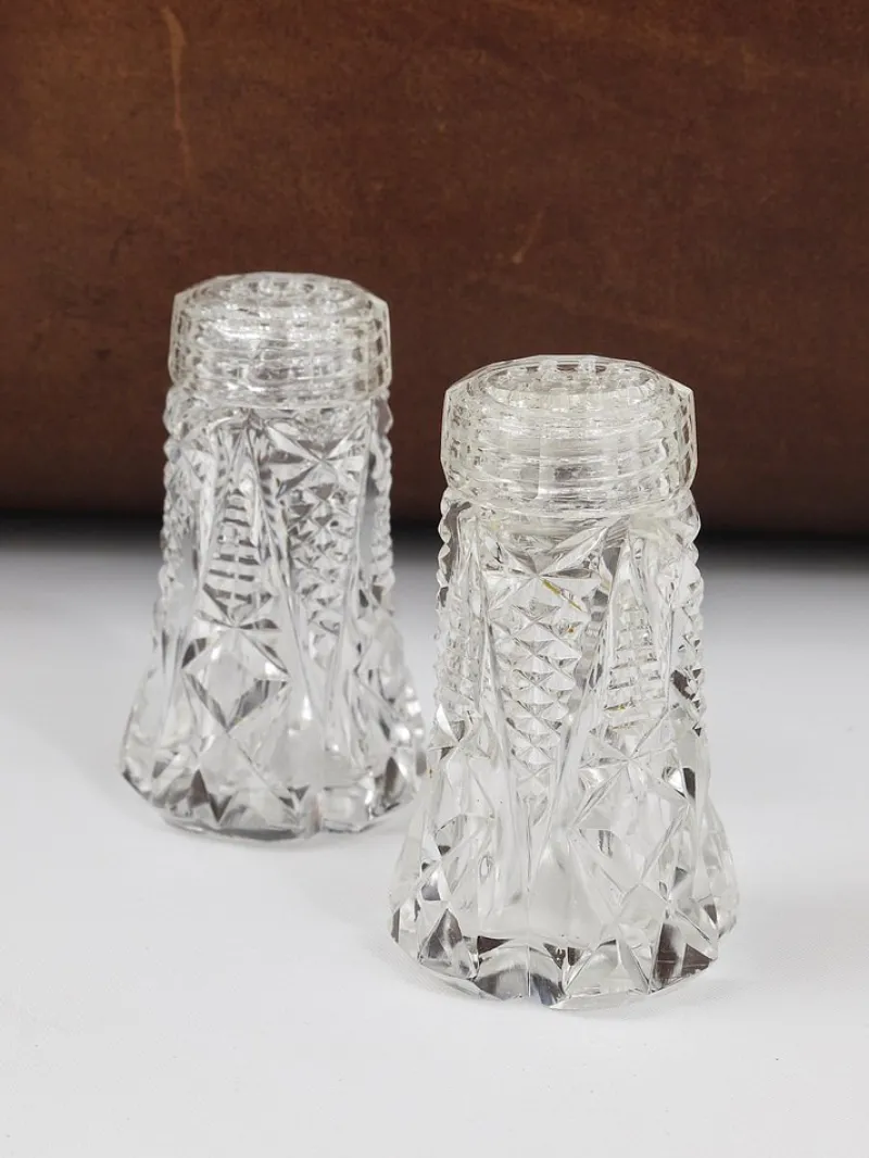 Clearance Pamono French Art Nouveau Salt and Pepper Shakers in Facetted Crystal Glass, 1920s, Set of 2