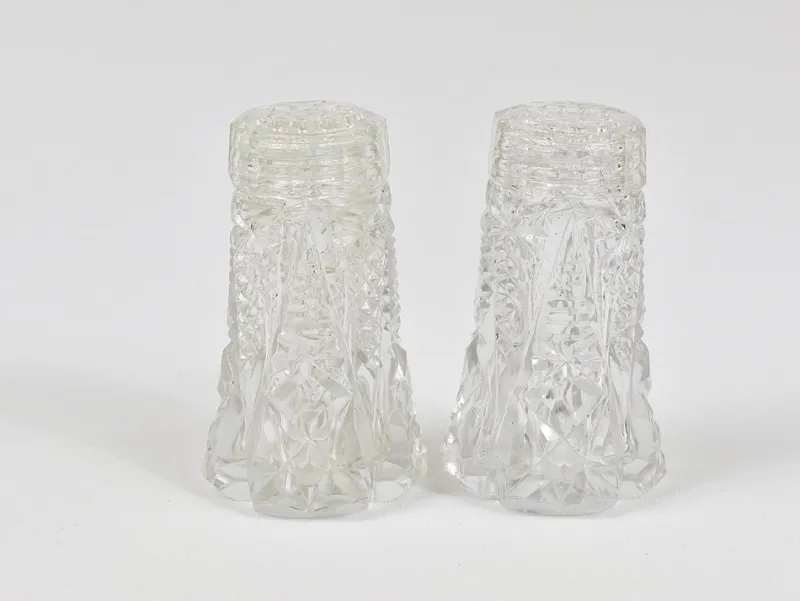 Clearance Pamono French Art Nouveau Salt and Pepper Shakers in Facetted Crystal Glass, 1920s, Set of 2