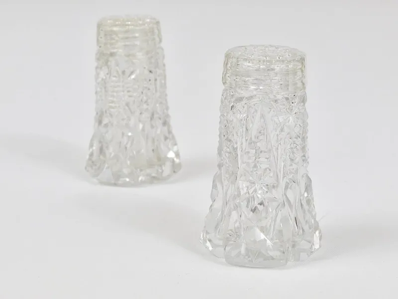 Clearance Pamono French Art Nouveau Salt and Pepper Shakers in Facetted Crystal Glass, 1920s, Set of 2